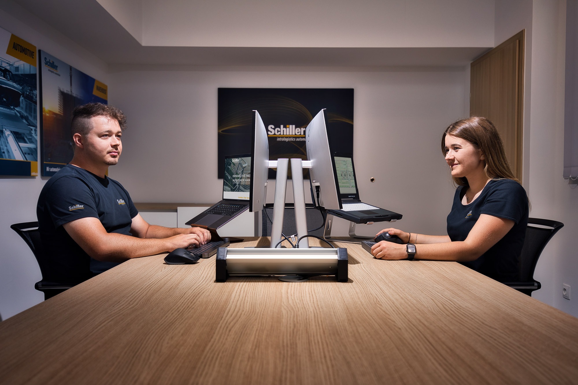 Flexible Arbeitszeiten bei Schiller - Produktdesign - 2 Mitarbeiter arbeiten abends